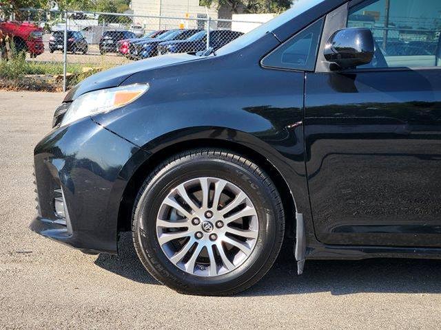 2018 Toyota Sienna - $18,995