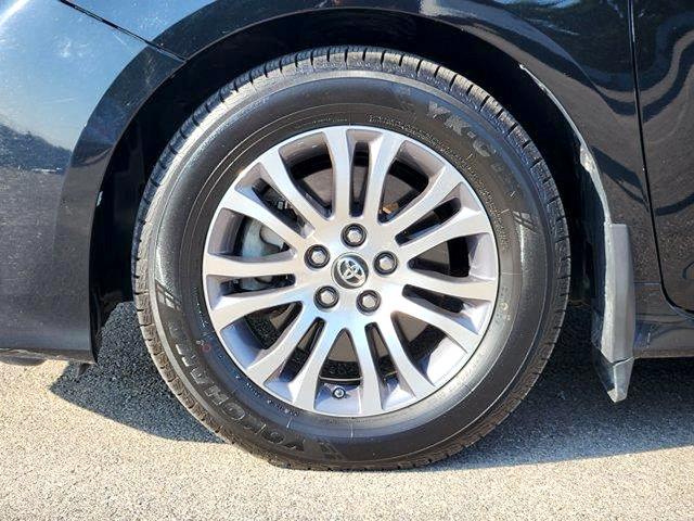 2018 Toyota Sienna - $18,995
