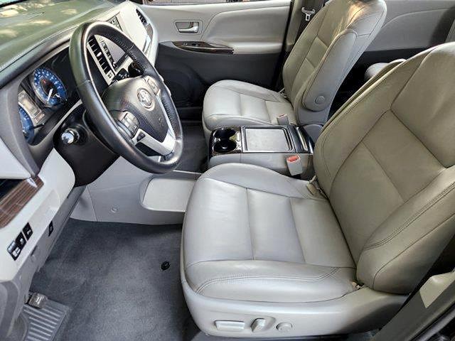 2018 Toyota Sienna - $18,995