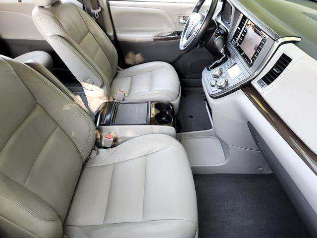 2018 Toyota Sienna - $18,995