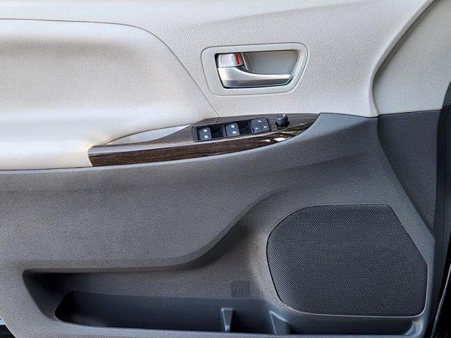 2018 Toyota Sienna - $18,995