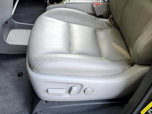 2018 Toyota Sienna - $18,995