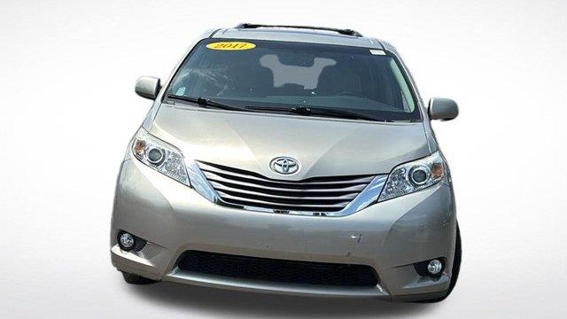 2017 Toyota Sienna XLE 7-Passenger Auto Access Seat