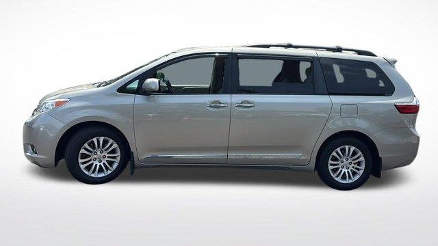 2017 Toyota Sienna XLE 7-Passenger Auto Access Seat