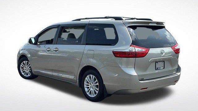 2017 Toyota Sienna XLE 7-Passenger Auto Access Seat