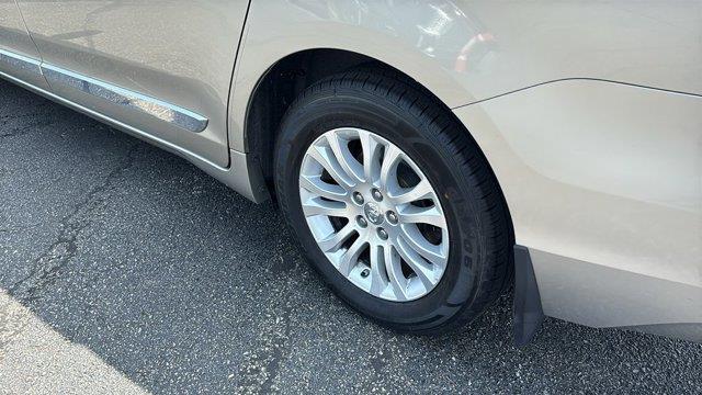 2017 Toyota Sienna XLE 7-Passenger Auto Access Seat