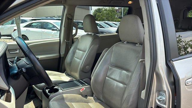 2017 Toyota Sienna XLE 7-Passenger Auto Access Seat