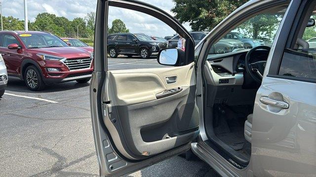 2017 Toyota Sienna XLE 7-Passenger Auto Access Seat