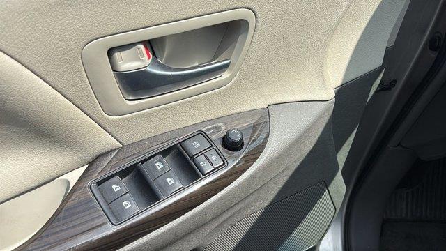 2017 Toyota Sienna XLE 7-Passenger Auto Access Seat