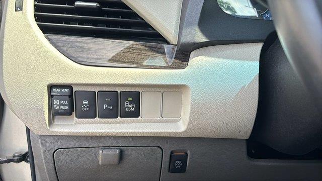 2017 Toyota Sienna XLE 7-Passenger Auto Access Seat