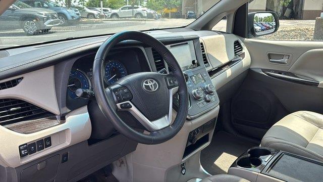 2017 Toyota Sienna XLE 7-Passenger Auto Access Seat