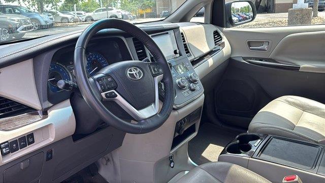 2017 Toyota Sienna XLE 7-Passenger Auto Access Seat