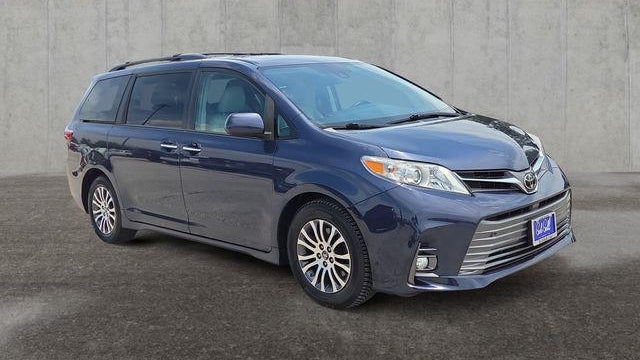 2018 Toyota Sienna XLE 7-Passenger Auto Access Seat