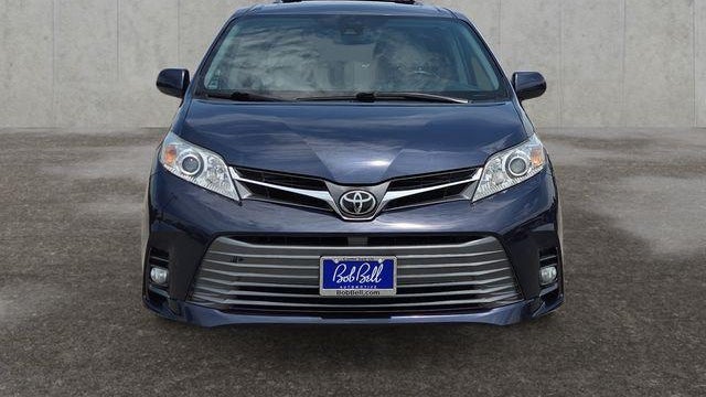 2018 Toyota Sienna XLE 7-Passenger Auto Access Seat