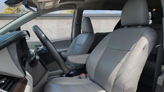 2018 Toyota Sienna XLE 7-Passenger Auto Access Seat