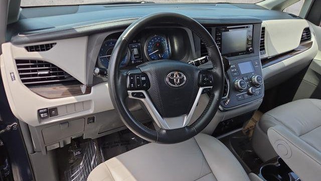 2018 Toyota Sienna XLE 7-Passenger Auto Access Seat