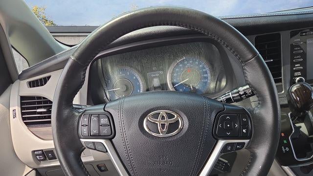 2018 Toyota Sienna XLE 7-Passenger Auto Access Seat