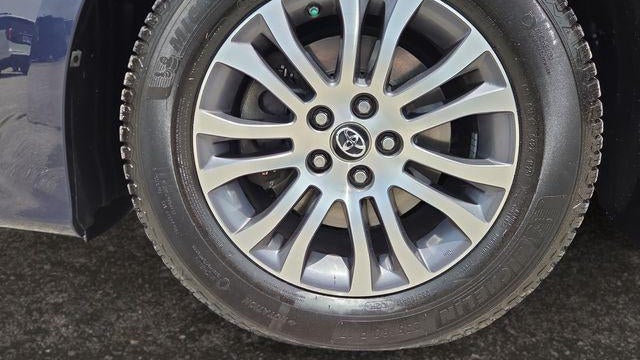 2018 Toyota Sienna XLE 7-Passenger Auto Access Seat