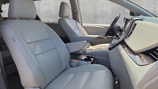 2018 Toyota Sienna XLE 7-Passenger Auto Access Seat