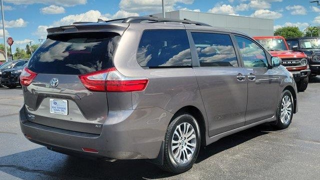 2019 Toyota Sienna XLE 7-Passenger Auto Access Seat