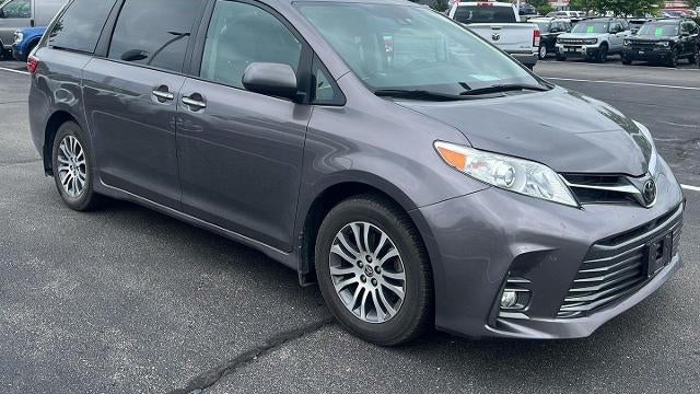 2020 Toyota Sienna XLE 7-Passenger Auto Access Seat