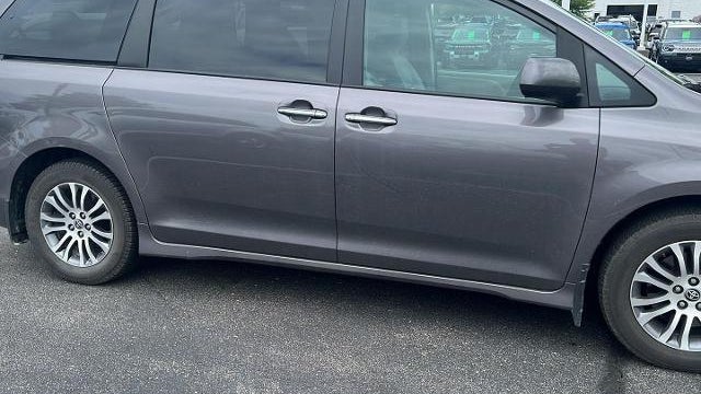 2020 Toyota Sienna XLE 7-Passenger Auto Access Seat