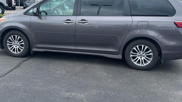 2020 Toyota Sienna XLE 7-Passenger Auto Access Seat