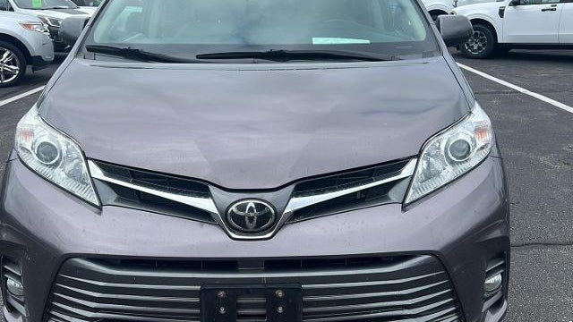 2020 Toyota Sienna XLE 7-Passenger Auto Access Seat