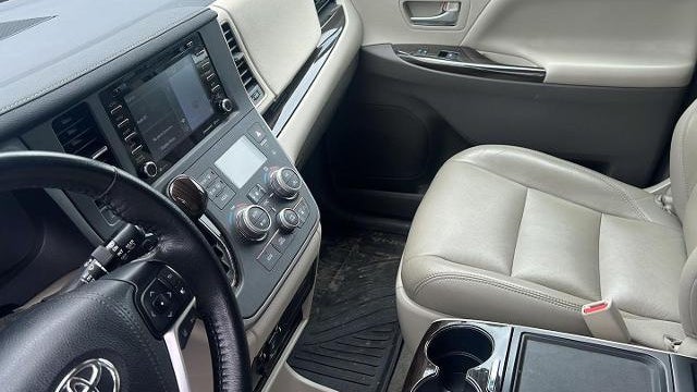 2020 Toyota Sienna XLE 7-Passenger Auto Access Seat