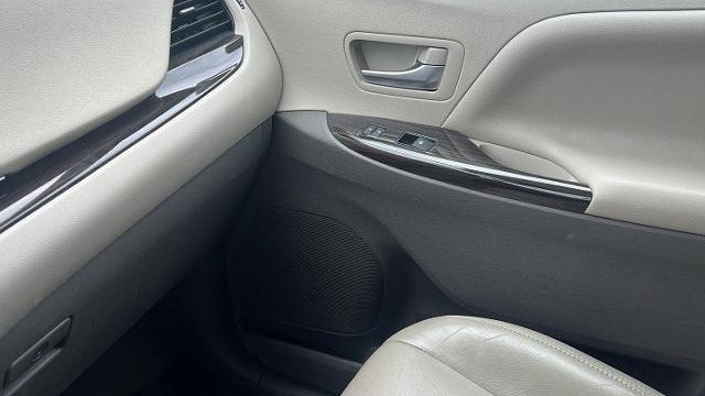 2020 Toyota Sienna XLE 7-Passenger Auto Access Seat