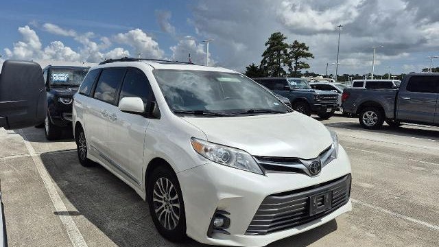 2019 Toyota Sienna XLE 7-Passenger Auto Access Seat