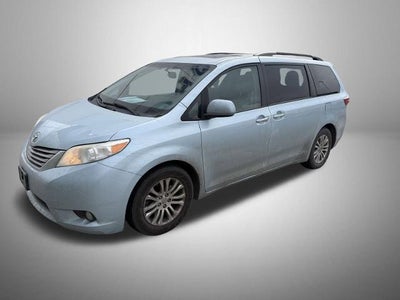 2017 Toyota Sienna XLE 7-Passenger Auto Access Seat 4DR Mini-Van