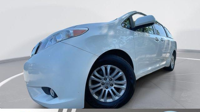 Preowned 2017 Toyota Sienna Limited Premium 7-Passenger for Sale