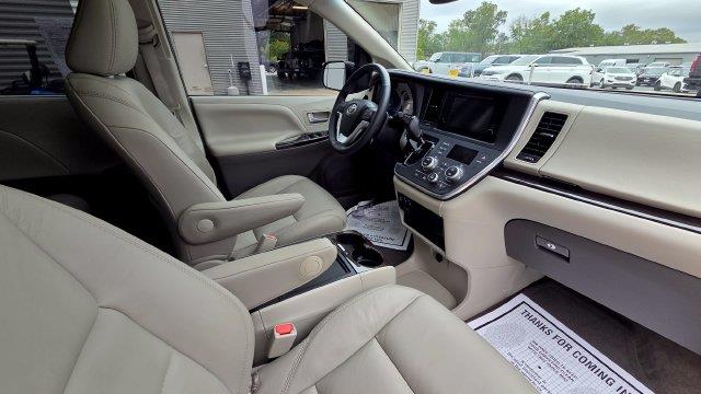 2017 Toyota Sienna - $26,501