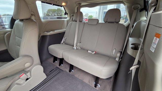 2017 Toyota Sienna - $26,501