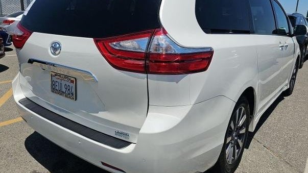 2018 Toyota Sienna XLE 7-Passenger Auto Access Seat