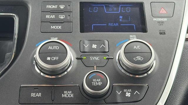 2018 Toyota Sienna XLE 7-Passenger Auto Access Seat