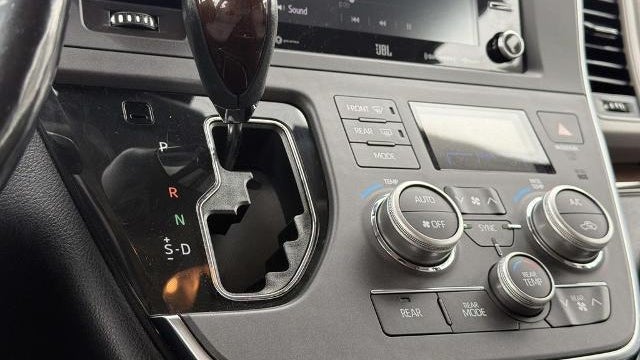 2018 Toyota Sienna XLE 7-Passenger Auto Access Seat