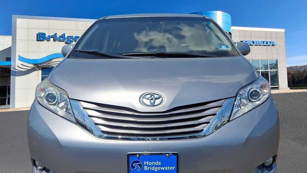 2017 Toyota Sienna XLE 7-Passenger Auto Access Seat