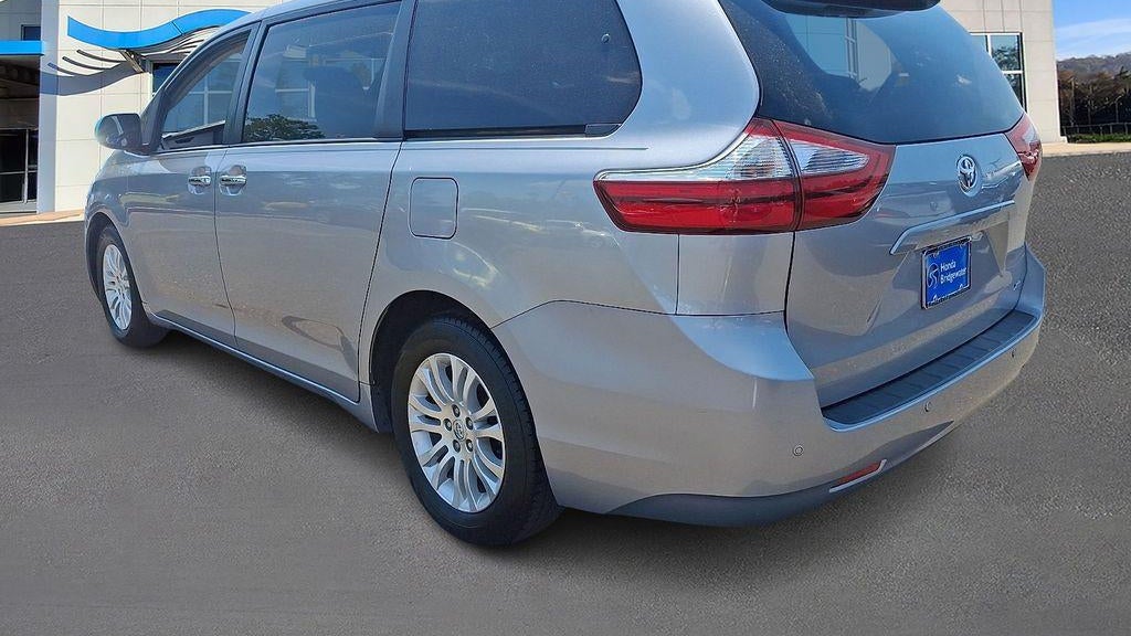 2017 Toyota Sienna XLE 7-Passenger Auto Access Seat