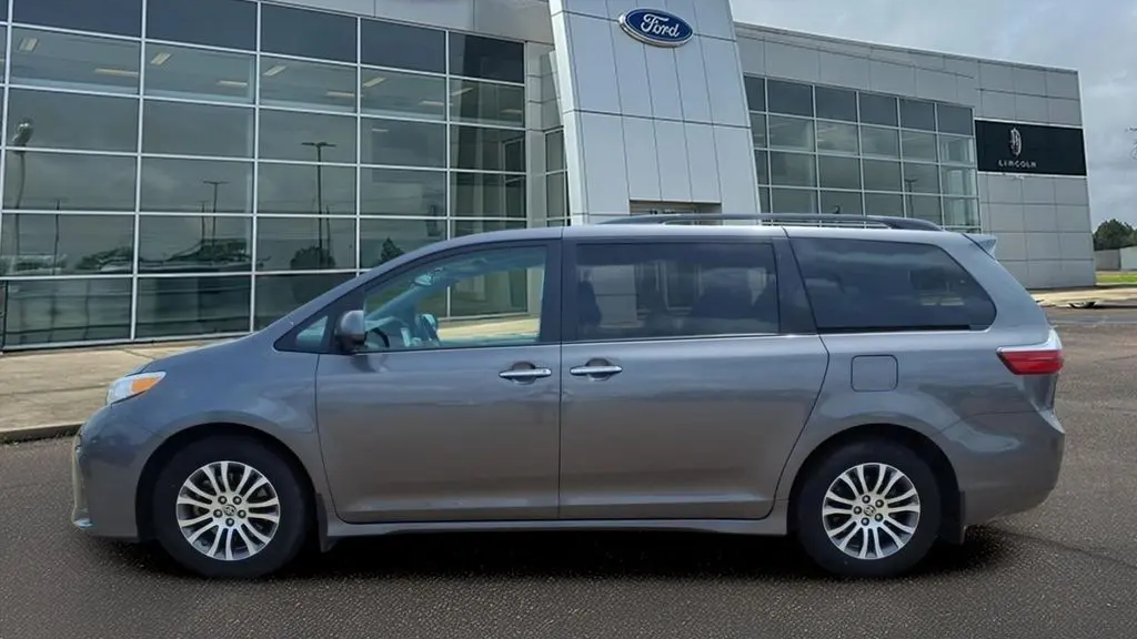 2020 Toyota Sienna XLE 7-Passenger Auto Access Seat