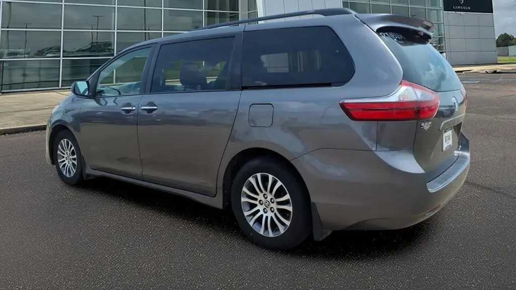 2020 Toyota Sienna XLE 7-Passenger Auto Access Seat