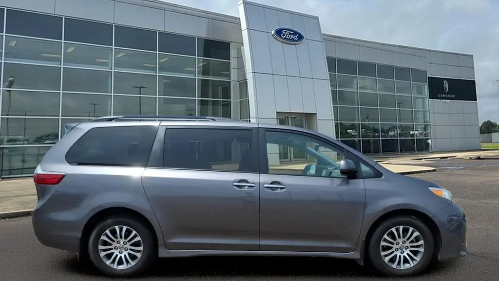 2020 Toyota Sienna XLE 7-Passenger Auto Access Seat