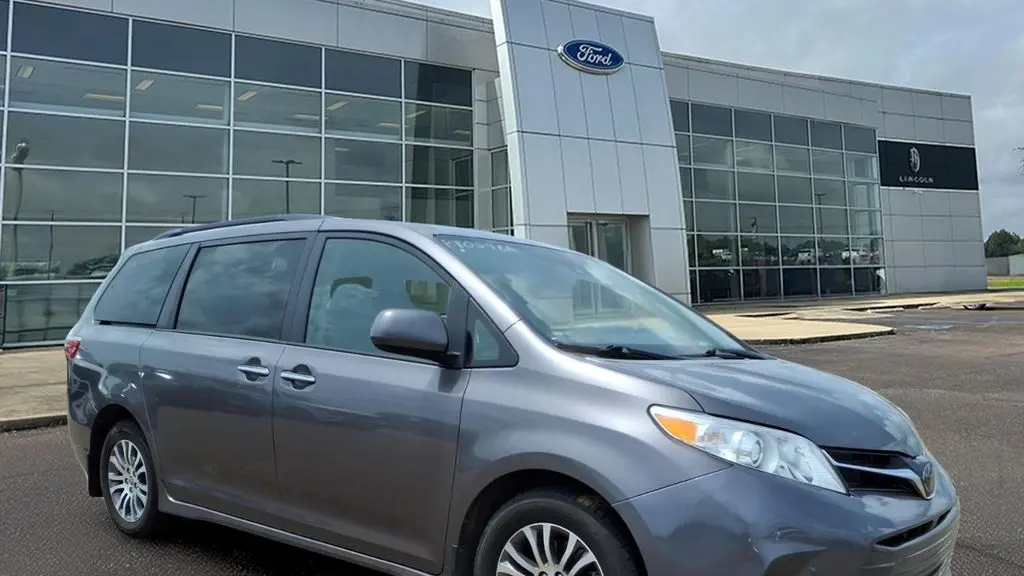 2020 Toyota Sienna XLE 7-Passenger Auto Access Seat