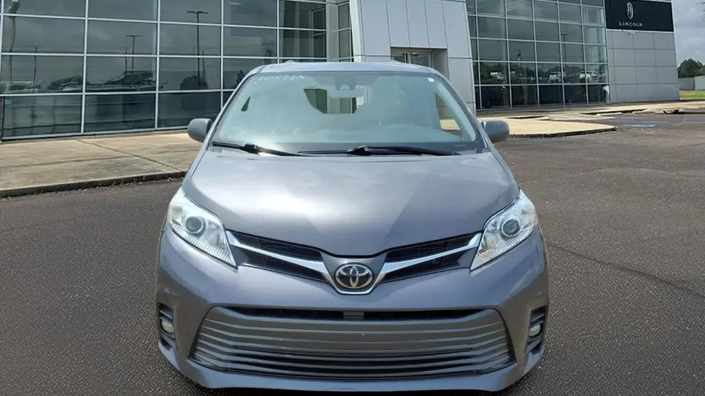 2020 Toyota Sienna XLE 7-Passenger Auto Access Seat