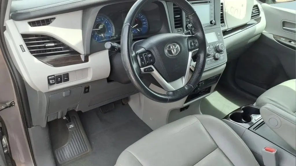 2020 Toyota Sienna XLE 7-Passenger Auto Access Seat
