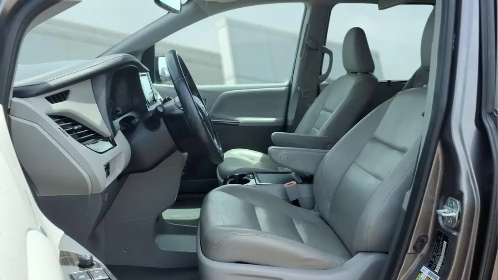 2020 Toyota Sienna XLE 7-Passenger Auto Access Seat