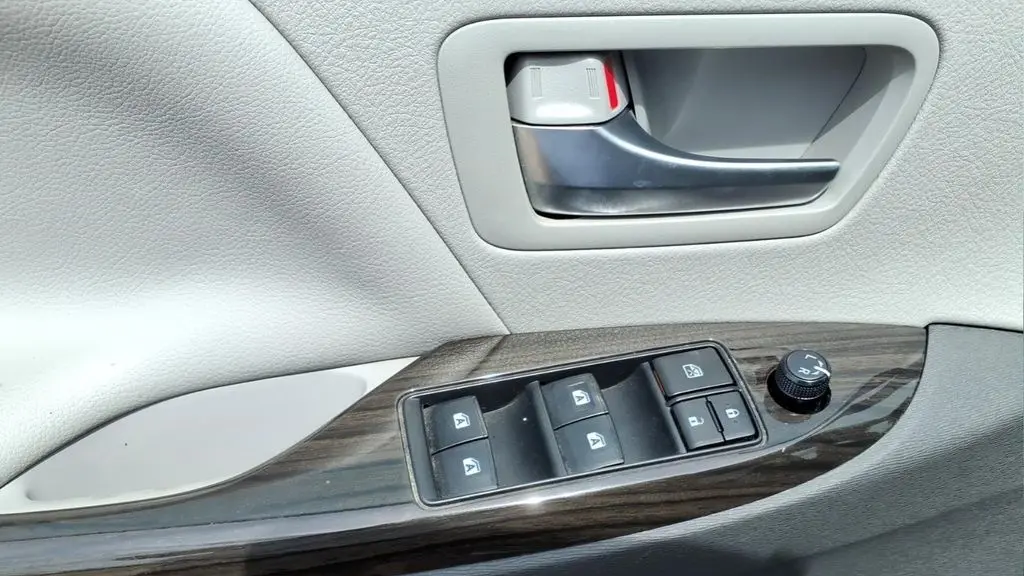 2020 Toyota Sienna XLE 7-Passenger Auto Access Seat