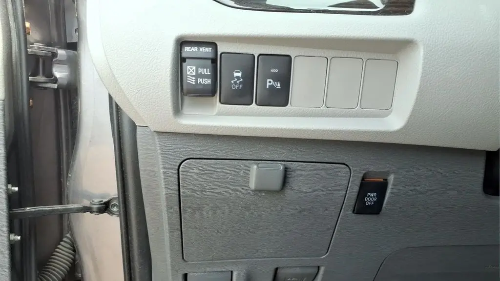 2020 Toyota Sienna XLE 7-Passenger Auto Access Seat