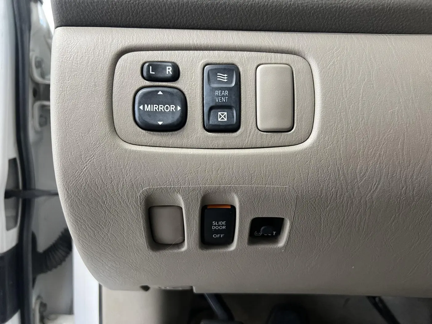 2006 Toyota Sienna - $2,990